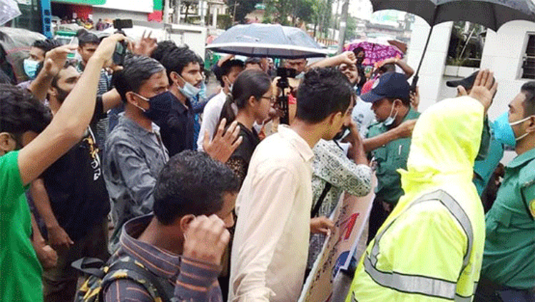 সিলেটে ছাত্রজোটের ধর্ষণ বিরোধী অবস্থান কর্মসূচিতে পুলিশের বাধা