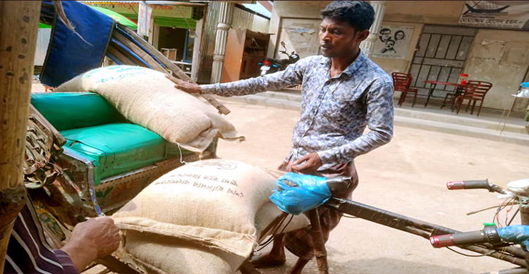 তাহিরপুরে ত্রাণের চাল আটকের একদিনে সমাধান