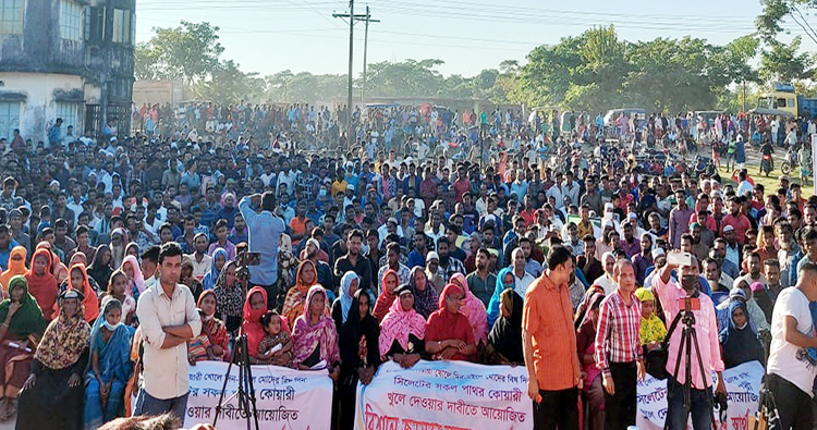 সিলেটের পাথর কোয়ারি সচলের দাবিতে লাখো শ্রমিক-ব্যবসায়ীদের বিক্ষোভ সমাবেশ