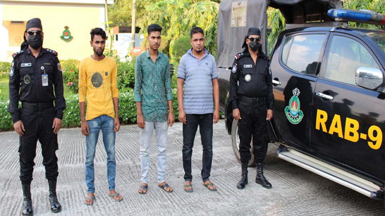 সিলেটে ৪ লাখ টাকা মূল্যের ভারতীয় পণ্যসহ আটক ৩