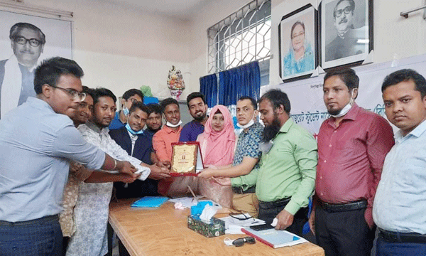 বিবিজিএসএনএ’র পক্ষ থেকে ইসরাইল আলী সাদেককে সম্মাননা