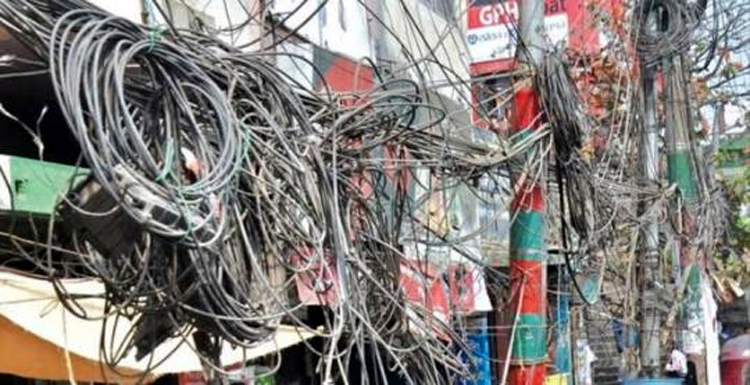 নগরী থেকে সরানো হচ্ছে তারের জঞ্জাল, ইন্টারনেটের ভোগান্তি