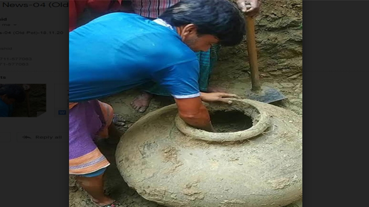 মাটি খুঁড়ে পাওয়া গেলো মটকায় গুপ্তধন!