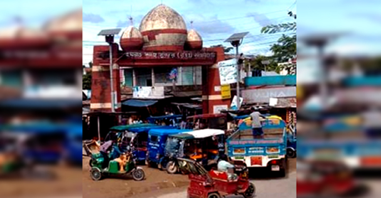 খাদিমপাড়াজুড়ে অবৈধ টমটম-অটোরিকশা: আছে স্ট্যান্ড, আদায় হচ্ছে চাঁদা!