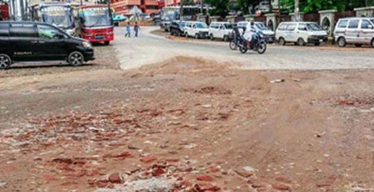 রাস্তায় রাস্তায় ছোট-বড় অসংখ্য গর্ত, জনদূর্ভোগে নগরবাসী
