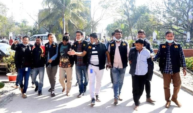 পুলিশ-র‍্যাব পরিচয়ে ২২ জেলায় ডাকাতি, আটক ৩