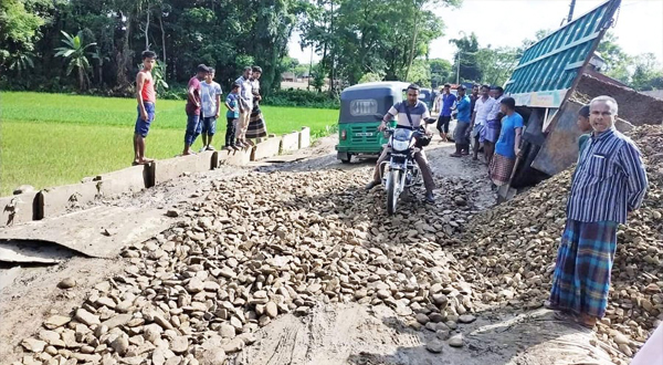 পাথর বাহী ভারী ট্রাক চলাচলে কানাইঘাটে গুরুত্বপূর্ণ রাস্তার বেহাল দশা