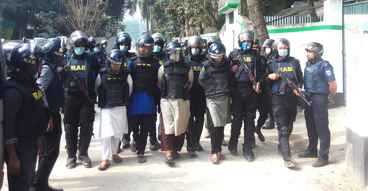 জঙ্গি আস্তানায় মিলল বোমা তৈরির সরঞ্জাম-পিস্তল-চাপাতি