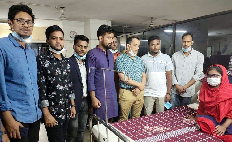 অসুস্থ নার্সিং শিক্ষার্থীকে দেখতে হাসপাতালে ছুটে গেলেন সাদেক