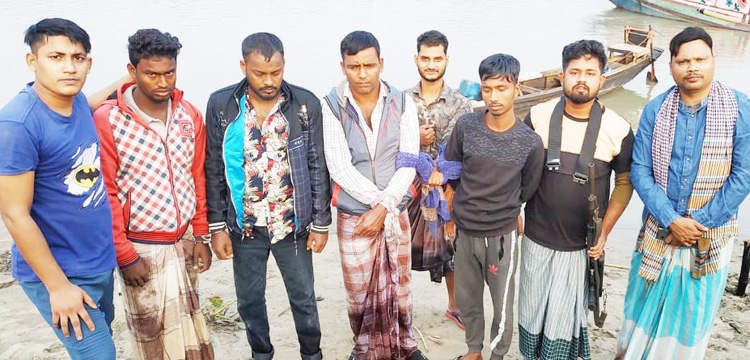 ছাতকে চাঁদাবাজির অভিযোগে নৌকাসহ আটক ৫