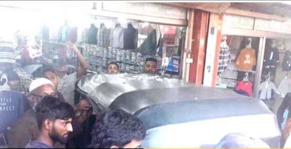 বিশ্বনাথে চালক ফোনে, গ্লাস ভেঙ্গে সিএনজি দোকানে