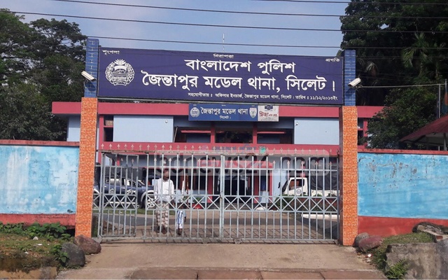 জৈন্তাপুরে মাতব্ব’র কাছে জিম্মি গ্রামবাসী, সন্ত্রাসী হামলার প্রস্তুতিকালে দেশীয় অস্ত্র উদ্ধার