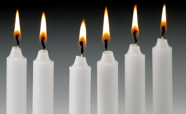 বিদ্যুৎহীন সিলেটে চড়া দামে বিক্রি হচ্ছে মোমবাতি