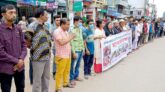 সুনামগঞ্জে ৮ নারী-পূরুষকে কুপানোর ঘটনায় দোষীদের গ্রেপ্তারের দাবীতে মানববন্ধন