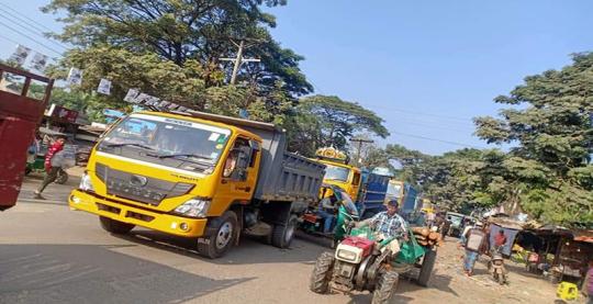 বালু মহালের রয়্যালটি আদায়কে কেন্দ্র করে ফের তামাবিল সড়ক অবরোধ