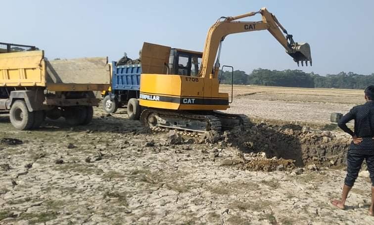 গোয়াইনঘাটে ফসলি জমির মাটি যাচ্ছে ইটভাটায়