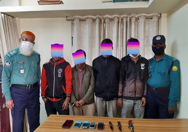 দক্ষিণ সুরমায় ছিনতাইয়ের চেষ্টাকালে আটক ৪, চাকু-মোবাইল-অটোরিকশা উদ্ধার