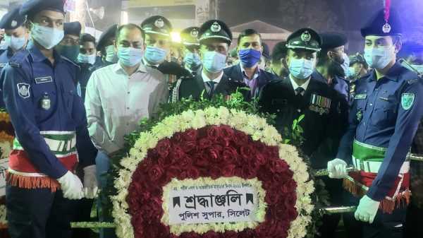 একুশের প্রথম প্রহরে ভাষা শহীদদের প্রতি সিলেট জেলা পুলিশের শ্রদ্ধাঞ্জলি অর্পণ