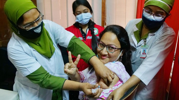 প্রথম দিনে সারাদেশে করোনার টিকা নিলেন ৩১১৬০ জন