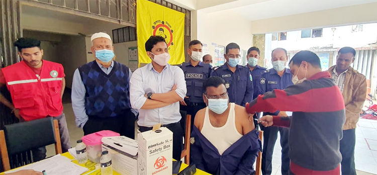 করোনা ভ্যাকসিন নিয়ে মানুষকে উৎসাহিত করলেন গোয়াইনঘাটের ওসি আহাদ
