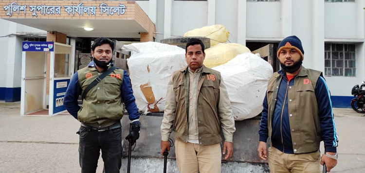 সিলেটের সীমান্ত পথে বেপরোয়া চোরাচালন: ডিবির অভিযানে ১০ লাখ টাকার পণ্য আটক