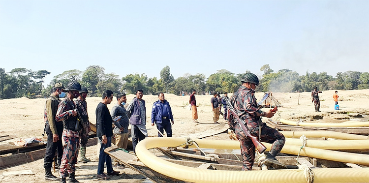 ভোলাগঞ্জ পাথর কোয়ারীতে অবৈধ পাথর উত্তোলন: টাস্কফোর্সের অভিযান