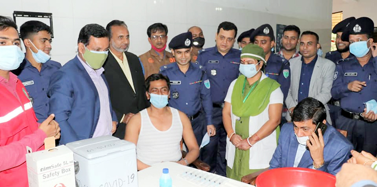 ভ্যাকসিন নিলেন সিলেটের পুলিশ সুপার ফরিদ উদ্দিন