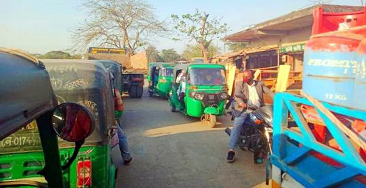 গোয়াইনঘাট সড়কের সালুটিকর বাজারে যানজট: জনভোগান্তি চরমে