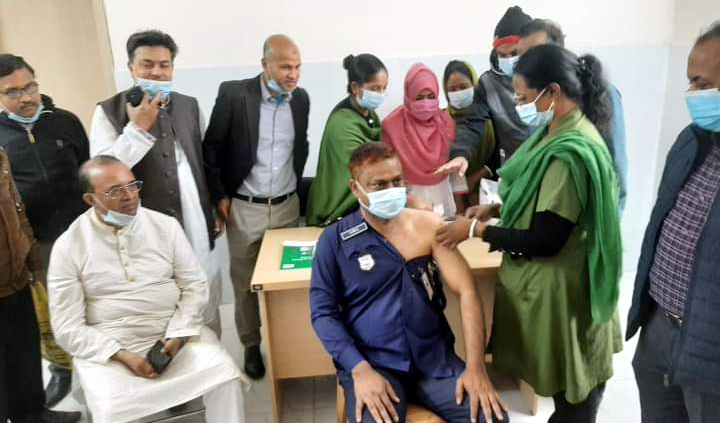 বিশ্বনাথে করোনার প্রথম টিকা নিলেন ওসি শামীম মূসা