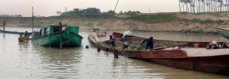 ছাতকে অবৈধ বালু উত্তোলন: মসজিদ-কবরস্থান রাস্তা ও বসত ঘর নদী গর্ভে