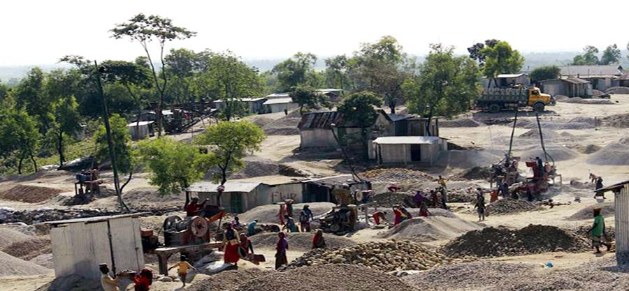 জাফলংয়ে অস্বস্তিকর পরিবেশ, পর্যটকরা হতাশ : নিরব কর্তৃপক্ষ