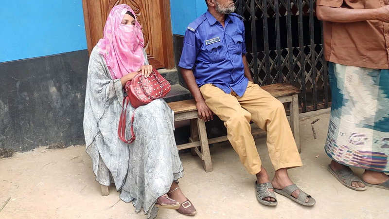 ইমোতে পরিচয়, দুই সন্তান রেখে প্রেমিকের বাড়িতে প্রবাসীর স্ত্রী