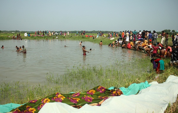 লকডাউন উপেক্ষা করে জৈন্তাপুরে বারুণী স্নান