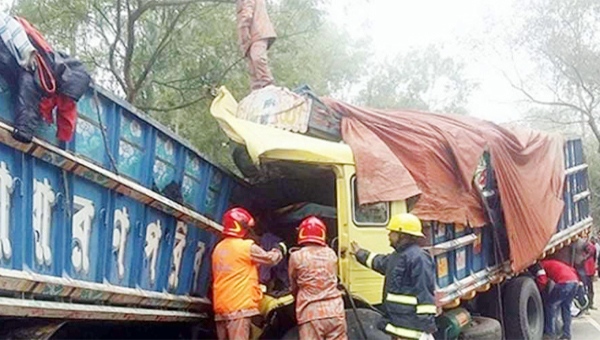 সিলেটে দুই ট্রাকের মুখোমুখি সংঘর্ষ, নিহত ২