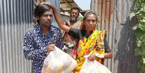 ৩০০ অসহায় পরিবারে ইফতার সামগ্রী নিয়ে হিরো আলম
