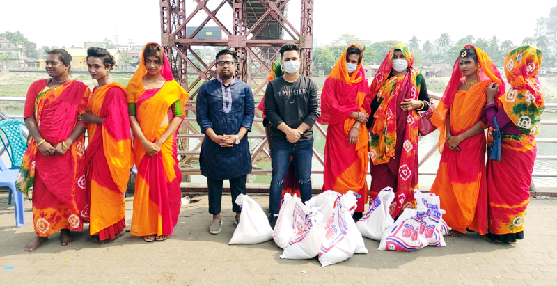 সিলেটে হিজড়াদের মাঝে রমজানের খাদ্য সামগ্রী বিতরণ