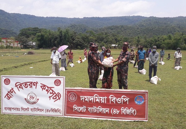 গোয়াইনঘাট সীমান্ত এলাকায় বিজিবির খাদ্যসামগ্রী বিতরণ