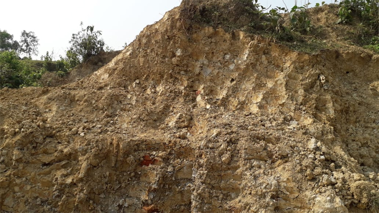 শাহপরাণে প্রশাসনের নাম ভাঙ্গীয়ে চলছে টিলা কাটার মহোৎসব !