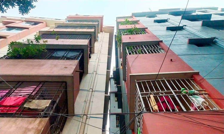 ভূমিকম্পে হেলে পড়েছে সিলেটে দুটি বহুতল ভবন, নিরাপত্তায় পুলিশ মোতায়েন