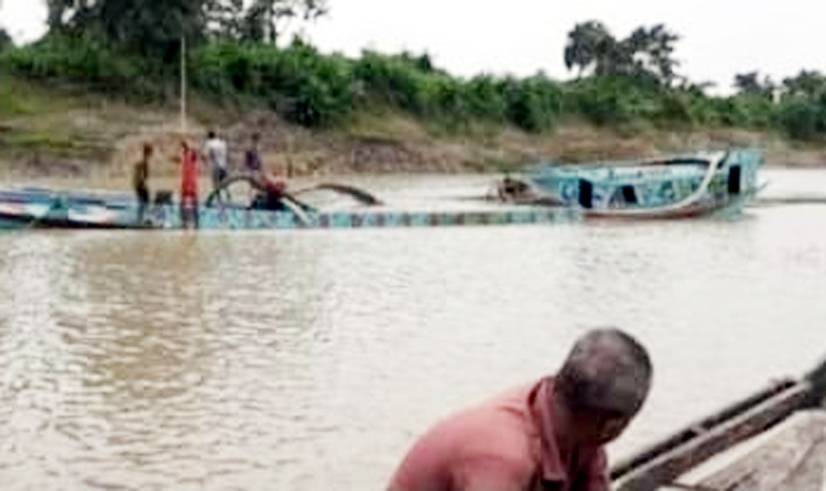 ড্রেজার দিয়ে বালু উত্তোলনঃ হুমকির মুখে রাতারগুল জলার বন