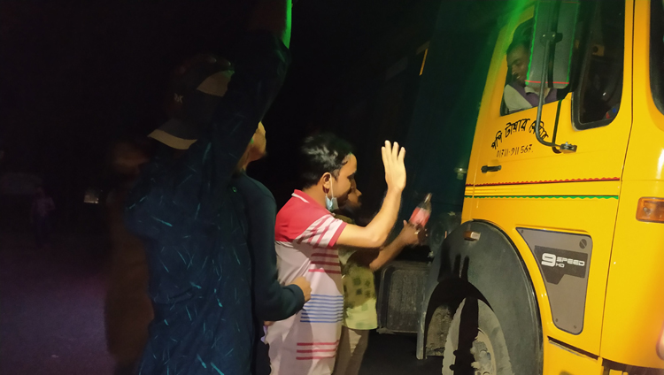 তামাবিল মহাসড়কে দুর্ঘটনা রোধে যুবকদের ব্যতিক্রমী উদ্যোগ