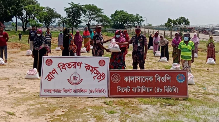 কোম্পানীগঞ্জ সীমান্তে অপরাধ দমনে ৪৮ বিজিবি’র খাদ্য সহায়তা প্রদান