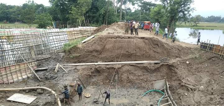 গোয়াইনঘাট হাদারপার সড়কে রাস্তা বন্ধ করে ব্রিজের নির্মাণ কাজ, জনসাধারণের ভোগান্তি