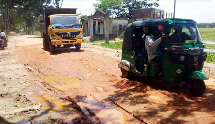 সালুটিকর-গোয়াইনঘাট সড়কে ২৪ কিলোমিটার রাস্তায় ৫ ট্রাক ইট দিয়ে সংস্কার
