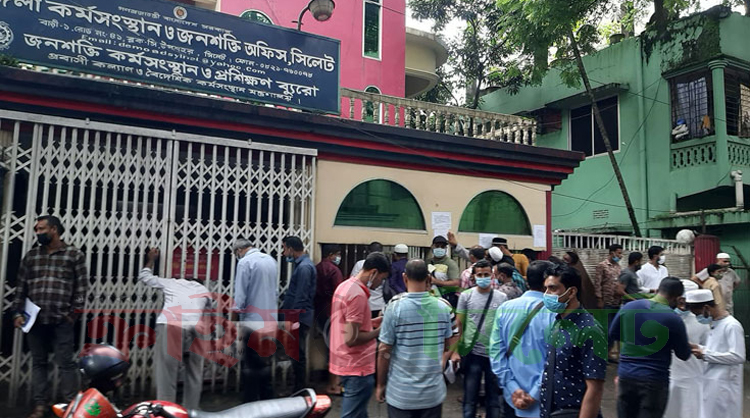 সিলেটে প্রবাসীদের টিকা নিবন্ধনে অনিয়ম, দালালদের হাতে হয়রানির শিকার