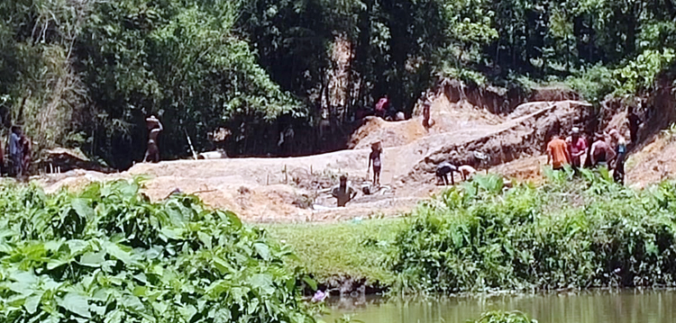 জৈন্তাপুরে থামছে না পাহাড়-টিলা কেটে পাথর উত্তোলন