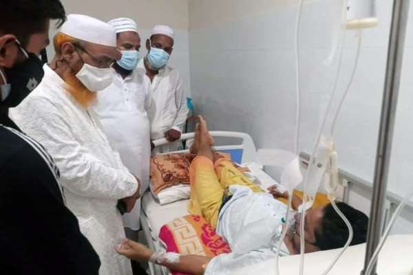 অসুস্থ বিএনপি নেতা ফারুক আহমেদর শয্যাপাশে হাকিম চৌধুরী
