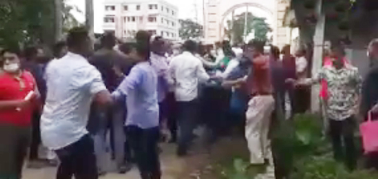 সিলেটে নৌকার গণসংযোগে ছবি তোলা নিয়ে যুবলীগের দু’পক্ষের হাতাহাতি