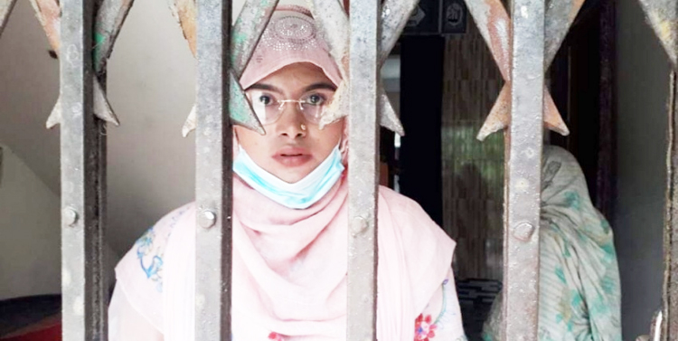 চেয়ারম্যানের বাড়িতে স্ত্রীর অধিকার আদায়ে তরুনীর আমরণ অনশন