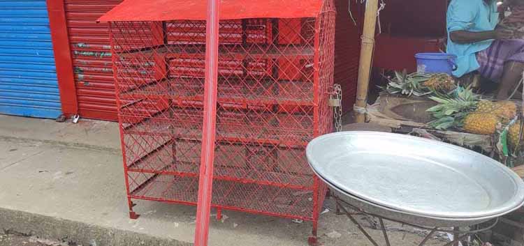 কানাইঘাট বাজারে ড্রেনের রাস্তার উপর দোকান, জনচলাচলে প্রতিবন্ধকতা